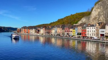 Belçika 'nın Dinant kentindeki Meuse nehrinde yelken açan büyük feribot.