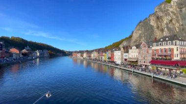Belçika 'da Meuse Nehri manzaralı tarihi Dinant kasabası manzarası