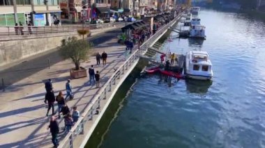 Belçika 'nın Dinant kentindeki Meuse nehrinde yürüyen insanlar