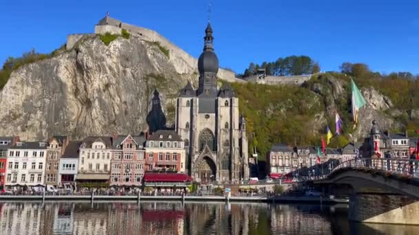 Blick Auf Die Historische Stadt Dinant Mit Dem Malerischen Fluss — Stockvideo