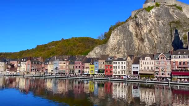 ベルギーの風光明媚なムーズ川とディナントの歴史的な町の眺め — ストック動画