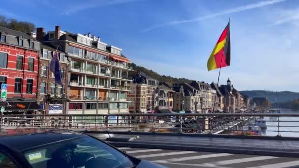 Αυτοκίνητα Που Διασχίζουν Γέφυρα Charles Gaulle Στο Dinant Βέλγιο — Αρχείο Βίντεο