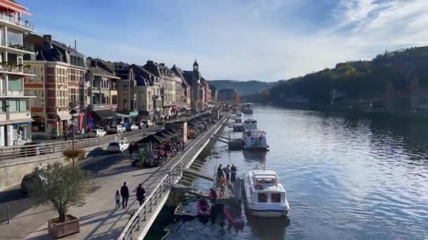 Människor Som Vandrar Vid Floden Meuse Dinant Belgien — Stockvideo
