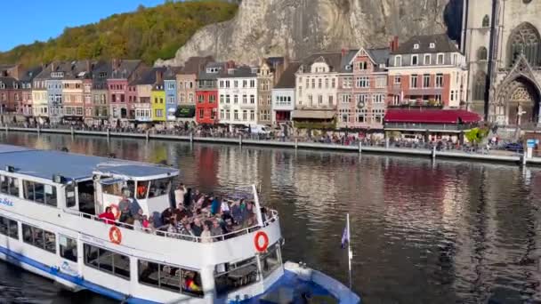 Belçika Nın Dinant Kentindeki Meuse Nehrinde Yelken Açan Büyük Feribot — Stok video
