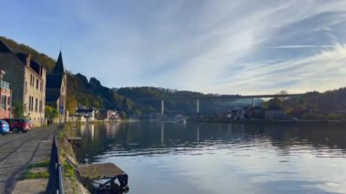 Belçika, Dinant 'taki Meuse nehrinin yanındaki boş gezinti güvertesi.
