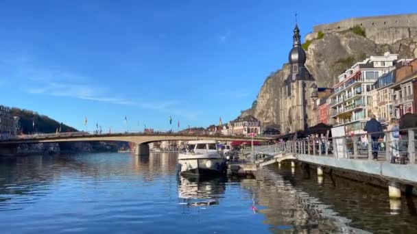 Туристическая Лодка Причалила Реке Маас Динанте Бельгия — стоковое видео