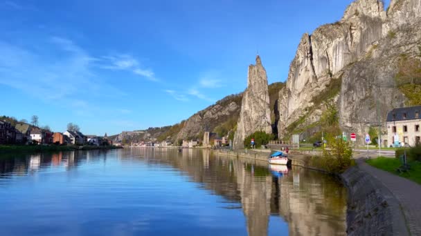 Rocher Bayard Com Sua Reflexão Sobre Rio Meuse Dinant Bélgica — Vídeo de Stock