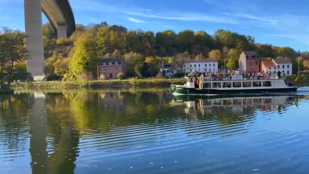 Grand Ferry Boat Naviguant Sur Meuse Dinant Belgique — Video