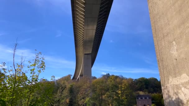 Most Přes Trasu Karla Velikého Dinantu — Stock video