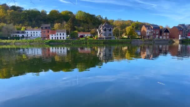 Άποψη Παλαιών Κτιρίων Αντανάκλαση Στον Ποταμό Meuse Στο Dinant Βέλγιο — Αρχείο Βίντεο