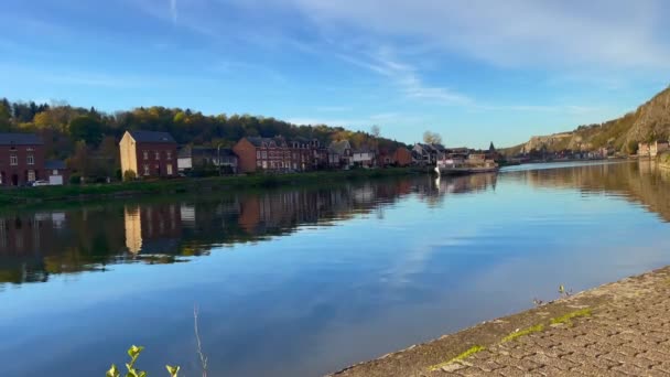 ベルギー ディナンのミューズ川を航行する大型フェリー — ストック動画