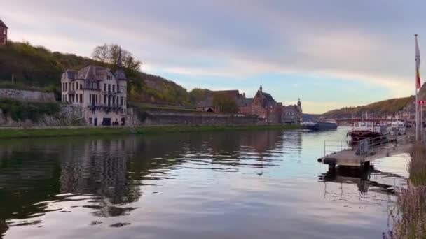ベルギーのムーズ川を航行する大きなバージ — ストック動画