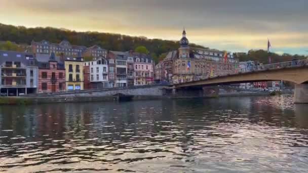 Blick Auf Die Historische Stadt Dinant Mit Dem Malerischen Fluss — Stockvideo