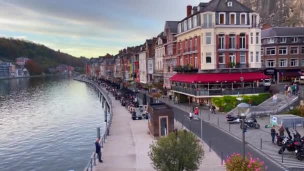 Vista Panorâmica Sobre Rio Meuse Dinant Com Edifícios Históricos Lado — Vídeo de Stock