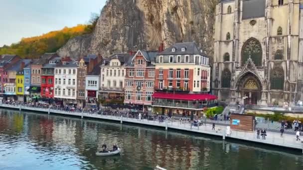 Μεγάλο Φεριμπότ Που Πλέουν Στον Ποταμό Meuse Στο Dinant Βέλγιο — Αρχείο Βίντεο