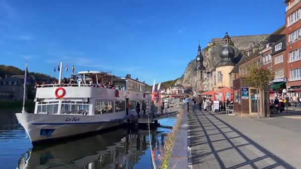 ベルギーのディナンにあるムーズ川に停泊中のツアーボート — ストック動画