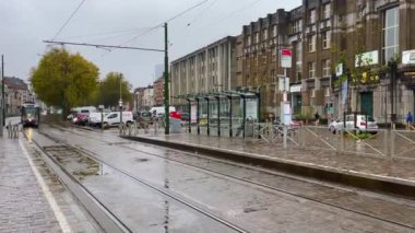 Brüksel, Belçika 'daki istasyona bir tramvay geliyor.