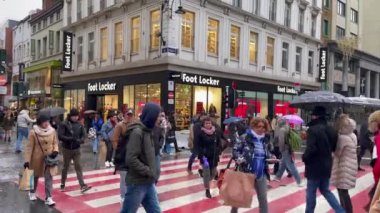 Brüksel, Belçika 'da zebra hatlarından geçen arabalar