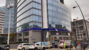 Brüksel, Belçika 'da modern bir gökdelenin alçak açılı görüntüsü