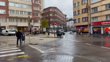 Brüksel, Belçika 'da yağmurlu bir günde araba sürüyor