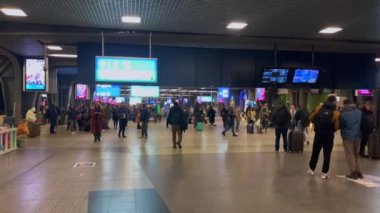 Brüksel, Belçika 'da bir metro istasyonunda yürüyen insanlar