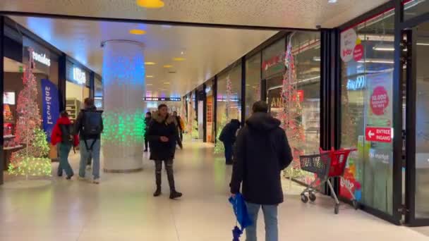 Pessoas Que Caminham Dentro Centro Comercial Bruxelas Bélgica — Vídeo de Stock