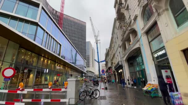Újjáépítés Alatt Álló Modern Épület Mellette Egy Magas Daruval Brüsszelben — Stock videók