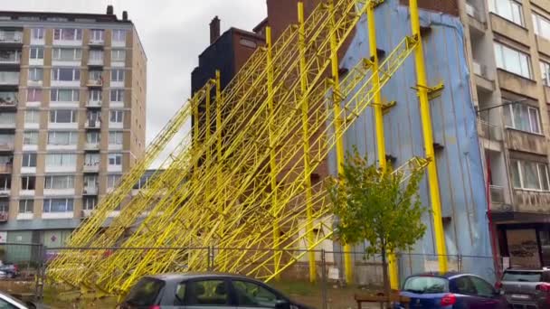Edificio Reforzado Con Vigas Acero Que Ayudan Derrumbarse Bruselas Bélgica — Vídeo de stock