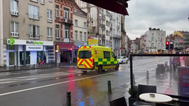 Une Ambulance Sur Route Lors Une Journée Pluvieuse Bruxelles Belgique — Video