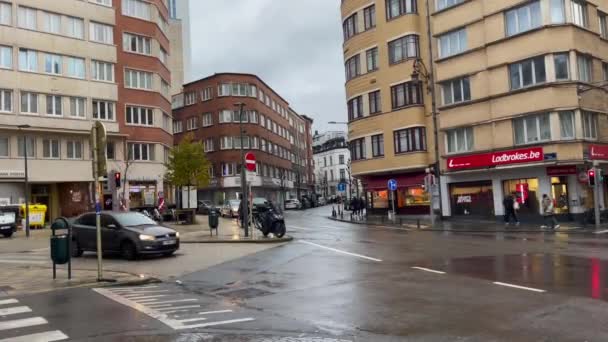 ブリュッセル ベルギーの雨の日に道路を走行する車 — ストック動画