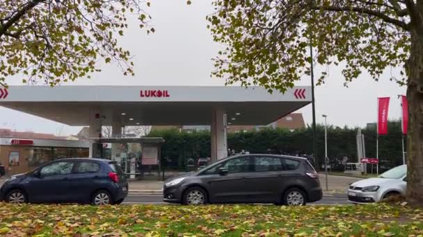 벨기에 브뤼셀에 주유소 길가에 자동차들 — 비디오