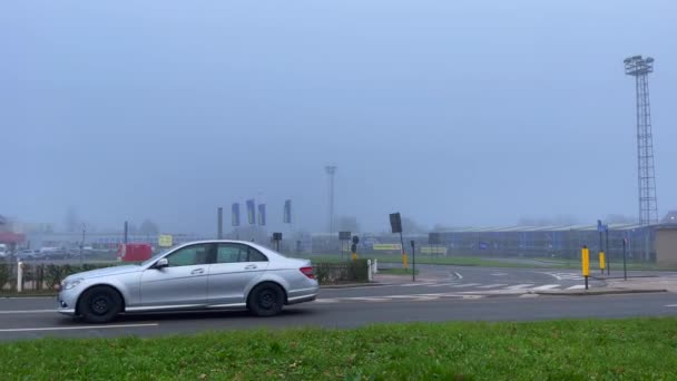 Автомобили Едут Дороге Время Туманного Дня Бельгии — стоковое видео