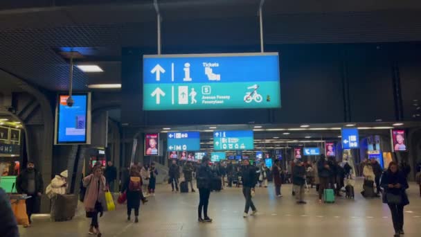 Pessoas Que Caminham Dentro Uma Estação Metrô Bruxelas Bélgica — Vídeo de Stock