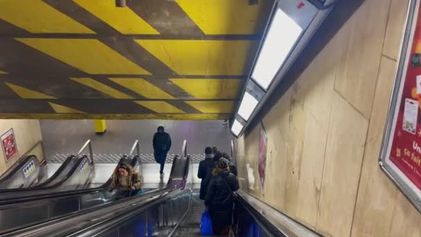 Pessoas Que Pegam Escadas Rolantes Dentro Uma Estação Metrô Bruxelas — Vídeo de Stock