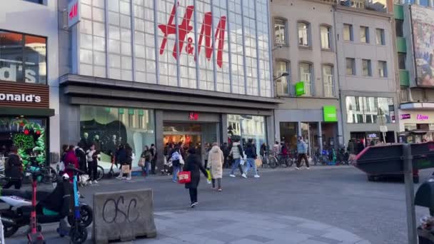 Люди Идущие Рядом Магазином Брюсселе Бельгия — стоковое видео