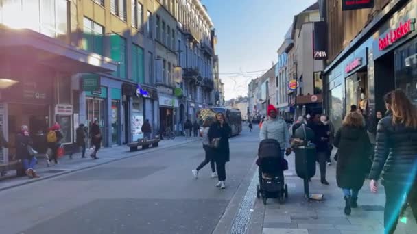 Egy Busz Áthajt Egy Forgalmas Úton Brüsszelben Belgiumban — Stock videók