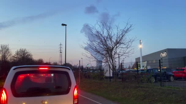 在比利时一家核电站附近的路上开车的汽车正在向空中排放烟雾 — 图库视频影像
