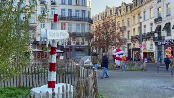 Άνθρωποι Περπατούν Στους Δρόμους Διακοσμημένοι Χριστουγεννιάτικα Στολίδια Στις Βρυξέλλες Βέλγιο — Αρχείο Βίντεο