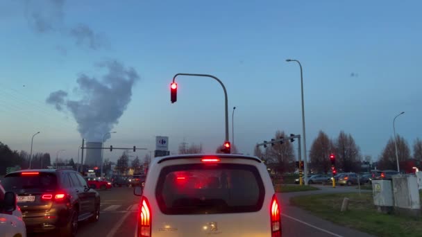 벨기에의 대기권에서 연기를 내뿜고 원자력 발전소 근처의 도로에서 자동차들 운전하고 — 비디오