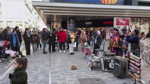 Gruppe Amerikanischer Ureinwohner Tritt Den Straßen Von Brüssel Belgien Auf — Stockvideo