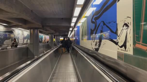 Resenärer Står Rörlig Gångväg Inne Tunnelbanestation Bryssel — Stockvideo