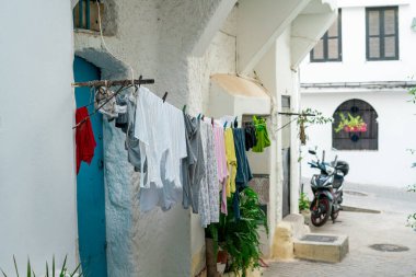 Tanger, Fas 'taki Medina' da bir ipte asılı çamaşırhane.