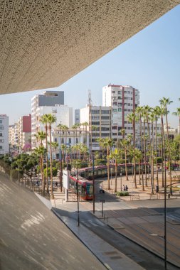 Modern tramvay Casablanca, Fas 'ta yolda ilerliyor.