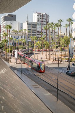 Modern tramvay Casablanca, Fas 'ta yolda ilerliyor.