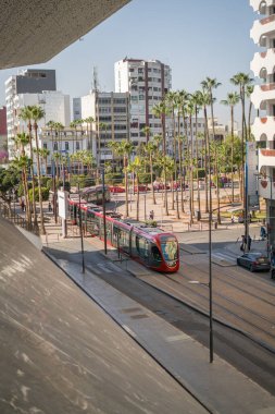 Modern tramvay Casablanca, Fas 'ta yolda ilerliyor.