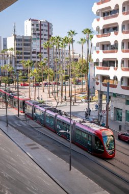 Modern tramvay Casablanca, Fas 'ta yolda ilerliyor.