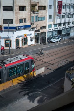 Modern tramvay Casablanca, Fas 'ta yolda ilerliyor.