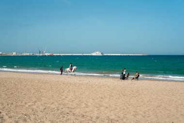 Tanger, Fas 'ta Akdeniz sahillerinde yürüyen insanlar.