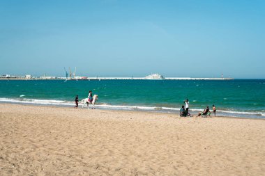 Tanger, Fas 'ta Akdeniz sahillerinde yürüyen insanlar.