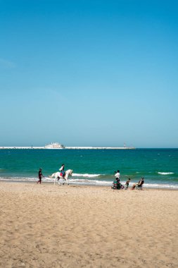 Tanger, Fas 'ta Akdeniz sahillerinde yürüyen insanlar.